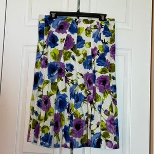 Linen floral print skirt.
